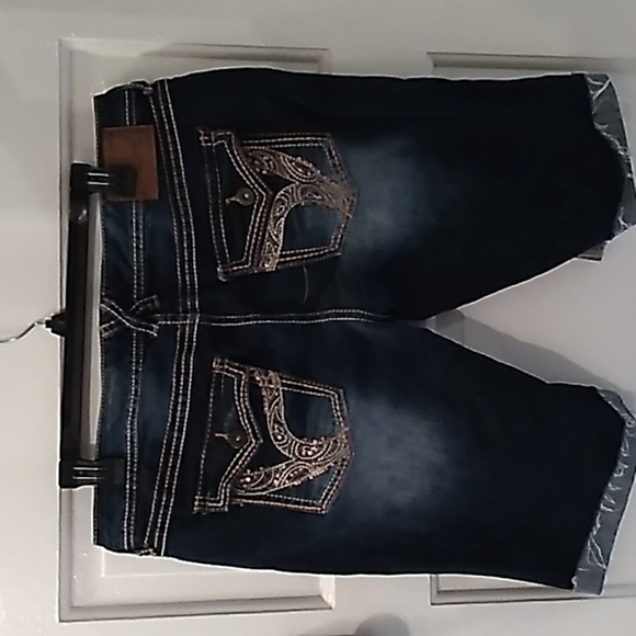 Ariya Jean shorts 13/14 - Picture 2 of 4